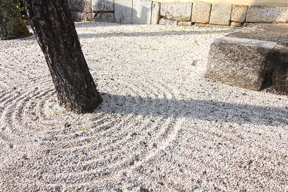 京都の大徳寺の境内の枯山水2