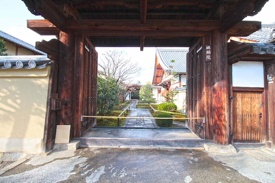 京都の大徳寺の境内の塔頭山門